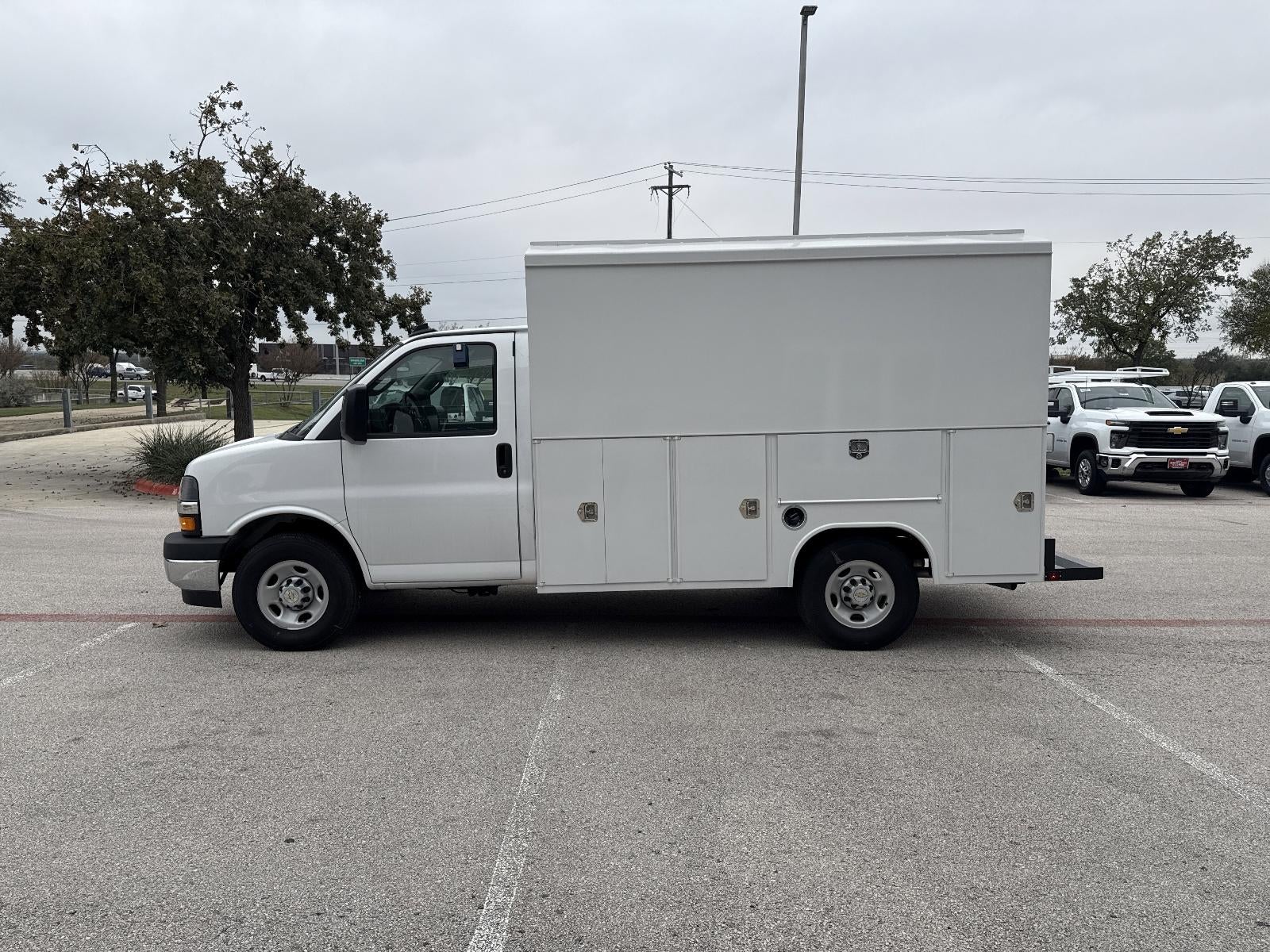 2025 Chevrolet Express Cutaway 3500 Base