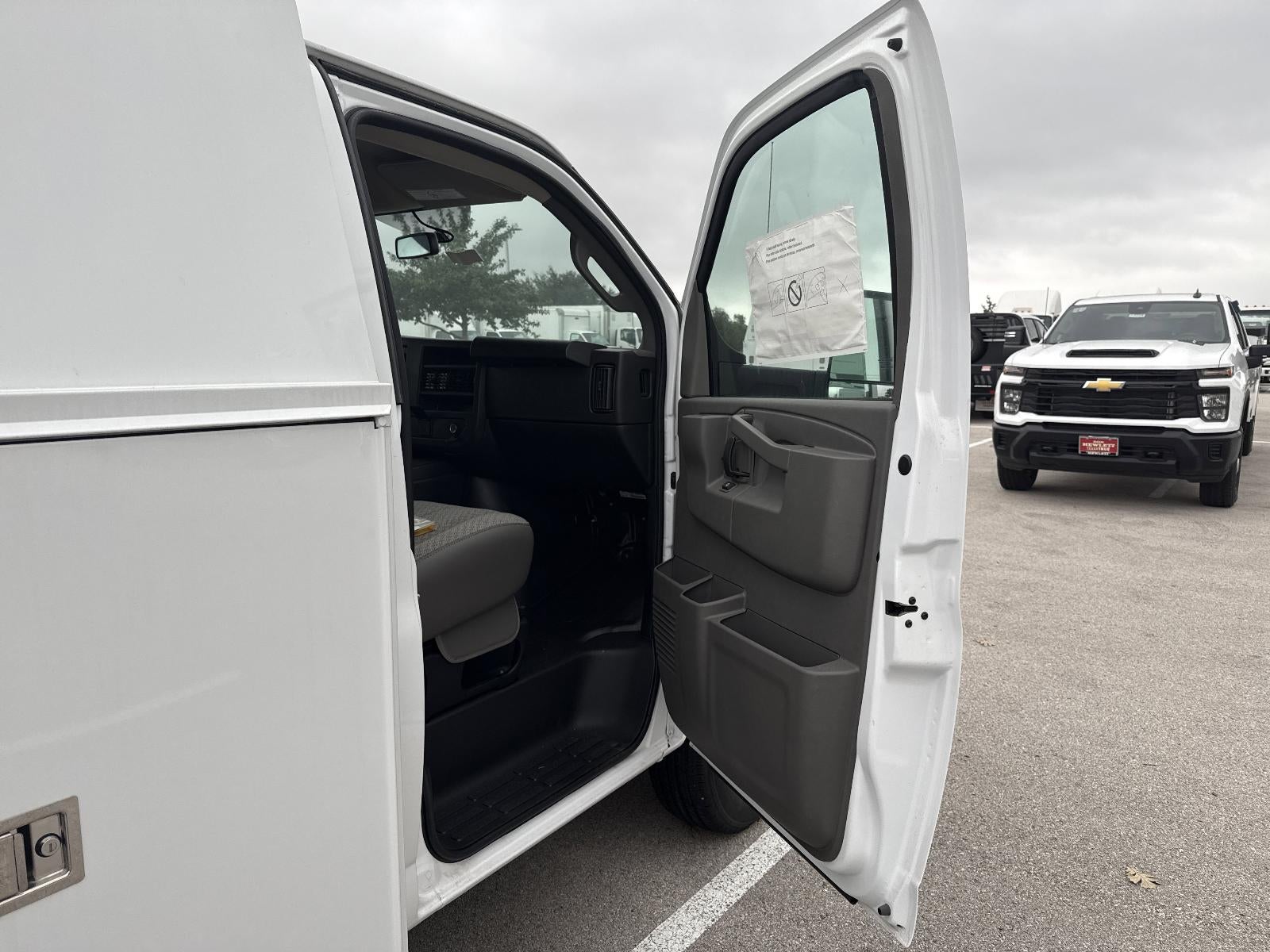 2025 Chevrolet Express Cutaway 3500 Base