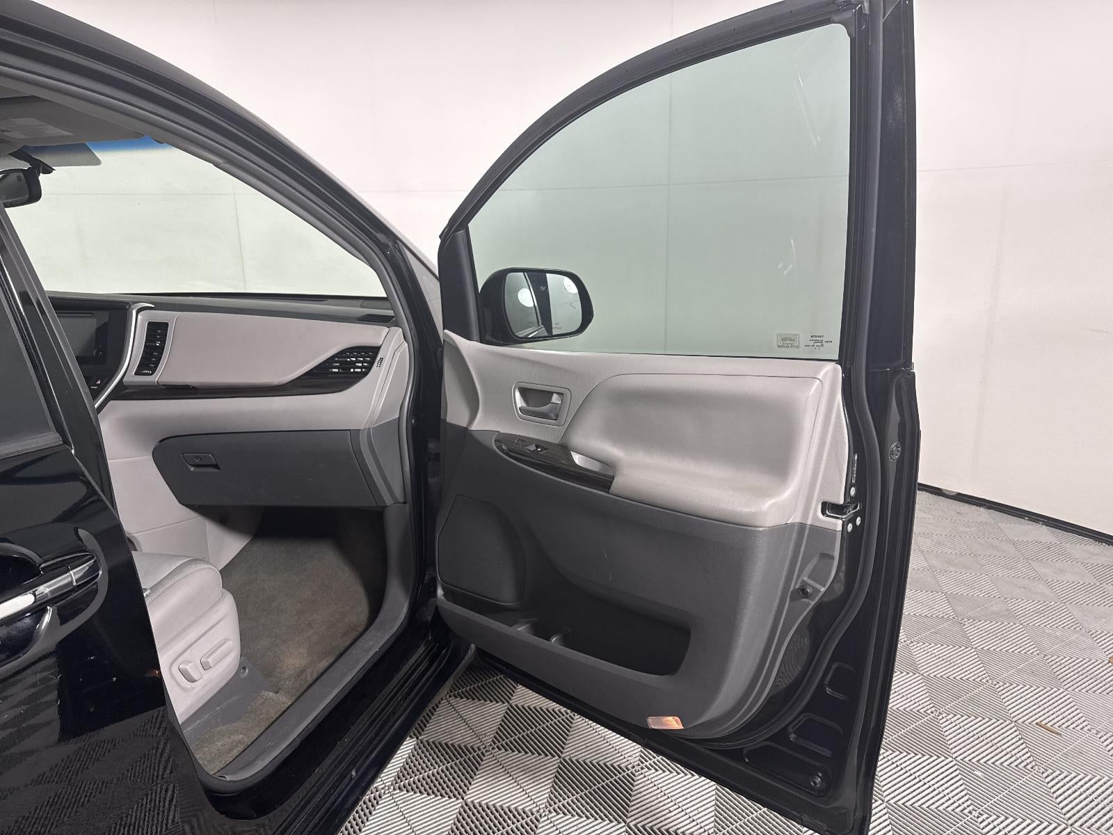 2015 Toyota Sienna XLE 8 Passenger